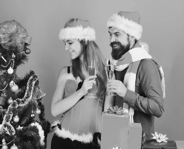 Babbo Natale e ragazza sexy con bevande. Uomo e donna — Foto Stock