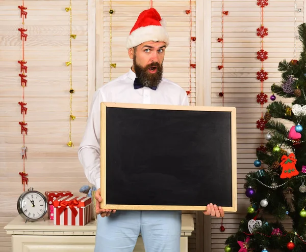 Man met baard en strikje houdt blanco schoolbord — Stockfoto