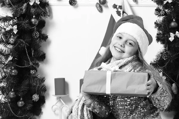 Miss Santa em chapéu vermelho segura caixa de presente azul — Fotografia de Stock