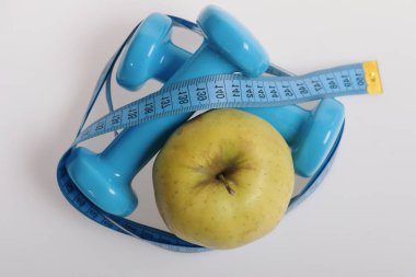 Dambıllar parlak yeşil renkli, mezura ve meyveli