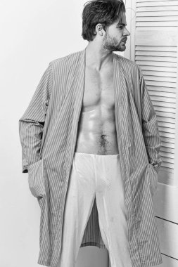 Beyaz arka planda mavi sabahlıklı sakallı adam..