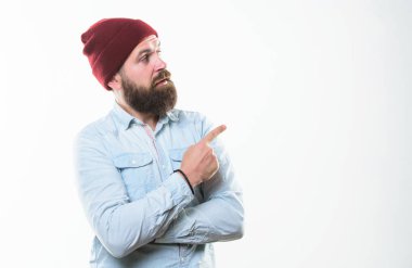 Hipster stil ve moda. Sakallı adam güvenle beyaz arka plan üzerinde poz. Hipster sakallı adam giyim parlak şapka aksesuarı. Berber kavramı. Bıyık acımasız erkeksi görünümü ile sakallı adam
