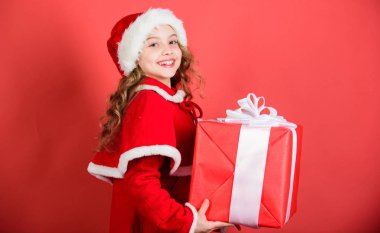 / Açma Noel hediyesi. Kış tatil geleneği. Açılış Noel hediyesi. Noel hediyesi ile mutlu bir çocuk. Hayalleri gerçek oldu. Kız kutlamak Noel açık hediye kutusu. Mutlu yeni yıl kavramı