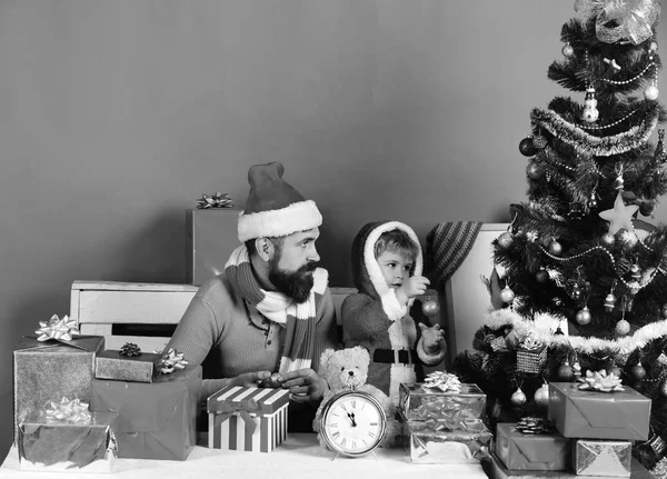 La famiglia di Natale decora abete su sfondo verde — Foto Stock