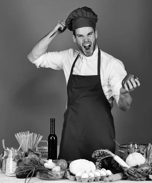 Cook fungerar i köket nära grönsaker och verktyg — Stockfoto