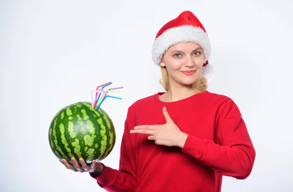 冬季维生素水果配给。圣诞节后排毒。强化免疫理念。女孩戴圣诞老人帽子喝西瓜维生素鸡尾酒吸管。女人喜欢维生素饮料。丰富的维生素配给理念 — 图库照片
