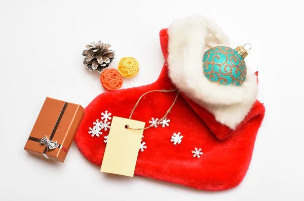 ストッキング stuffers またはフィラー小物小さなクリスマス プレゼント。贈り物やプレゼントに靴下を入力します。クリスマスの靴下の内容。クリスマスのお祝い。クリスマス ソックス ホワイト バック グラウンド トップ ビュー — ストック写真