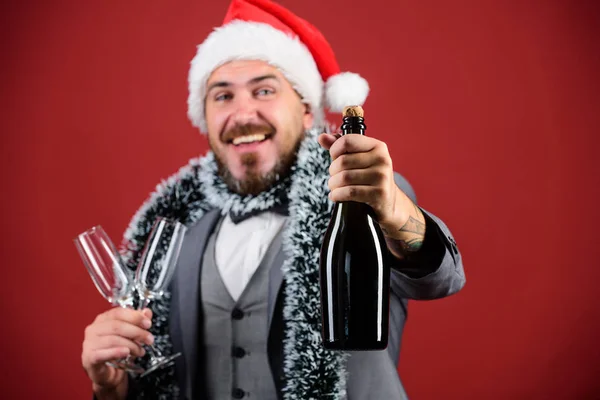Άνθρωπος γενειοφόρος χαρούμενος hipster santa κρατήσει μπουκάλι. Γιορτάστε τα Χριστούγεννα. Εταιρικό Χριστουγεννιάτικο πάρτι. Ας πιούμε σαμπάνια. Αφεντικό Σάντα καπέλο tinsel γιορτάζουν το νέο έτος ή τα Χριστούγεννα. Χριστουγεννιάτικη πρόσκληση πάρτι — Φωτογραφία Αρχείου