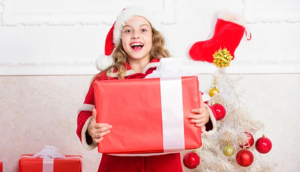 Disfruta de las vacaciones de Navidad. Traje de Santa Claus rojo infantil listo para celebrar. Feliz Navidad y feliz año nuevo. Fiesta de Navidad tradicional. Las mejores ideas para celebrar la Navidad. Concepto vacaciones de invierno —  Fotos de Stock