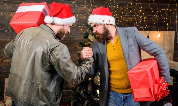 Készüljön fel a karácsony. Férfiak hord santa kalap hold díszdobozok. Szakállas férfi szállítására jelen dobozok. Brutális csípő srácok ajándékok ünneplik a karácsonyt. Szállítási karácsonyi ajándékot. Közeleg a karácsony — Stock Fotó