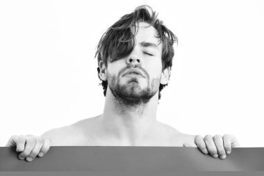 Sakallı adam, kısa sakal. Beyaz seksi üstsüz atletik genç eğlenerek maço şık sakal ve bıyık kırmızı tahta üzerinde beyaz adam izole holding ile