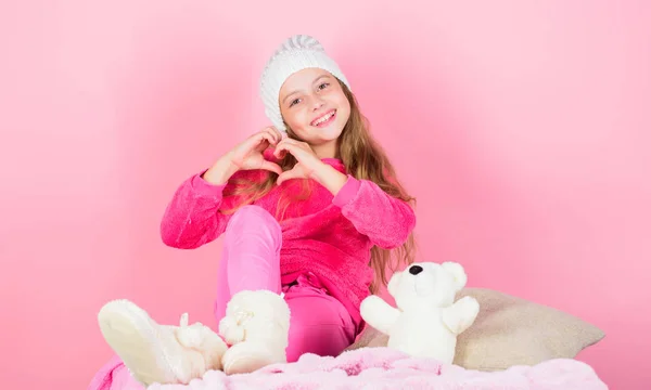 Kid bonito menina jogar com brinquedo macio ursinho de pelúcia fundo rosa. Criança menina pequena brincalhão segurar ursinho brinquedo de pelúcia. Anexos únicos a animais de pelúcia. Ursos de pelúcia melhorar o bem-estar psicológico — Fotografia de Stock