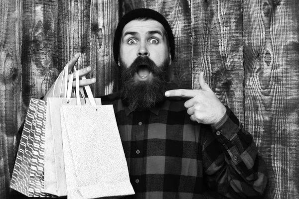 Barba brutale hipster caucasico con baffi che tengono pacchetti shopping — Foto Stock