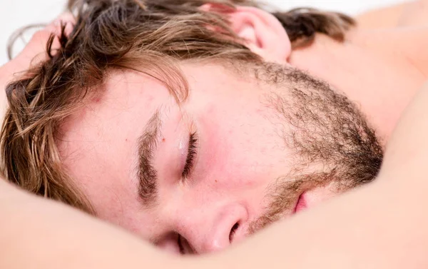 Egészséges alvási szokások. Az ember borostás szakállas arcát alvás ágyban. A nap idő. Aludni, és pihenjen a koncepció. Ember jóképű srác aludni. Alvás elengedhetetlen a fizikai és mentális egészség. Úgy érzi, kényelmes és pihenés — Stock Fotó