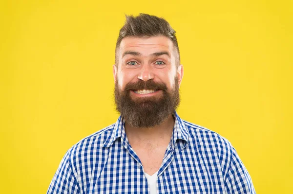 Barbudo e feliz. Barba de moda e conceito barbeiro. Homem barbudo hipster rústico elegante barba fundo amarelo. Barbeiro dicas manter a barba. Barba elegante e cuidado bigode. Aparência de Hipster — Fotografia de Stock