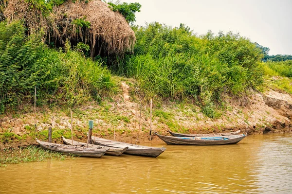 Holzboote am Ufer des Flusses in Santarem, Brasilien — Stockfoto