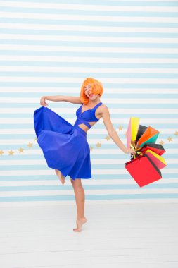 İnternetten iyi alışverişler. İyi tatiller. Son hazırlıklar. Alışveriş merkezinde büyük indirim var. Moda. Kara Cuma satışları. Mutlu kadın alışverişe gider. Alışveriş torbalı çılgın kız. Güzel alışveriş.
