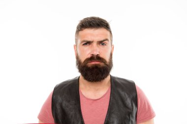 Bıyıklı, vahşi, beyaz bir hippi. Erkek berber bakımı. Ciddi bir hippi adam. Sakallı adam. Saç ve sakal bakımı. Yüz bakımı. Sakallı, olgun bir hippi. Acımasız yakışıklı erkek portresi