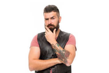 Sakallı adam. Saç ve sakal bakım. Erkek kuaför bakım. Ciddi adam hippi. Yüz bakımı. Genç ve acımasız. Olgun hippi sakallı. bıyıklı acımasız beyaz hippi. Kendinden emin ve yakışıklı adam