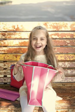 Alışveriş. Alışveriş çantalı mutlu küçük kız.