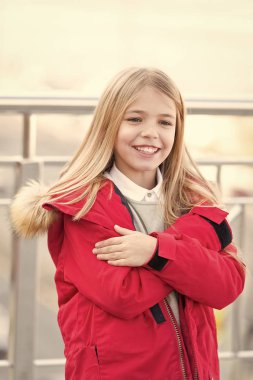 Sonbahar gün açık sarı uzun saçlı kız