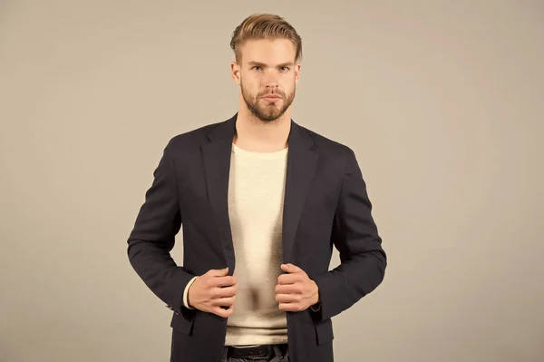 Moda para hombre, estilo y código de vestimenta. Hombre en traje formal chaqueta, camiseta, moda. Empresario con cara y cabello barbudo, corte de pelo. Concepto de empresa, espíritu empresarial y carrera . —  Fotos de Stock