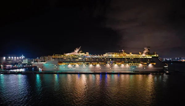 Luxe Cruise Schip Zeilen Uit Haven Zonsopgang Reizen Vakantie Cruise — Stockfoto
