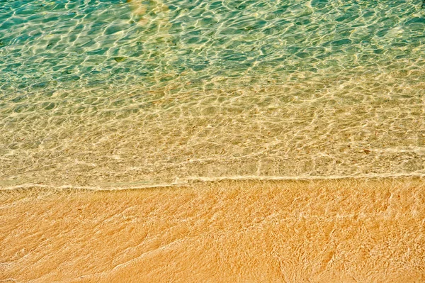 Ondulación del mar en la playa de arena en Great Stirrup Cay, Bahamas — Foto de Stock