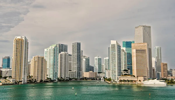 Wieżowce Miami Jachtu Lub Łodzi Pływających Obok Miami Downtown — Zdjęcie stockowe