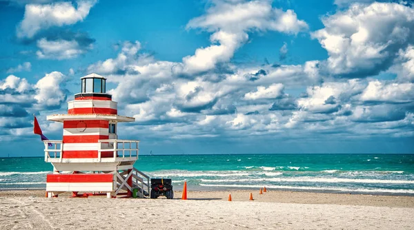 Torre de salvavidas para vigilancia de la bahía de rescate en la playa en Miami, EE.UU. — Foto de Stock