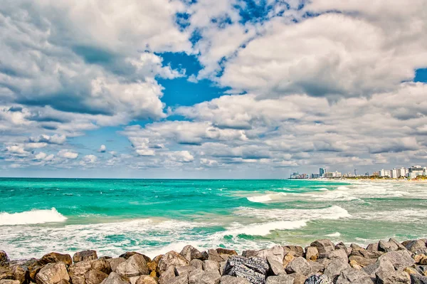 사우스 비치, 마이애미, 플로리다입니다. 흐린 하늘 amzing 색 바다의 보기. — 스톡 사진
