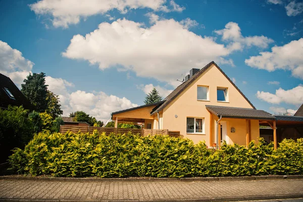 Cottage house on sunny summer day on countryside landscape — Stock Photo, Image