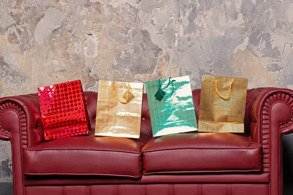Canapé avec sacs cadeaux colorés — Photo