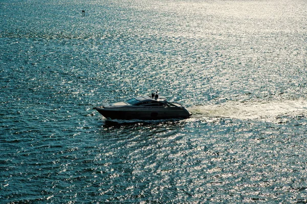 Bateau naviguer sur les vagues d'eau de mer argentée à Miami, États-Unis — Photo