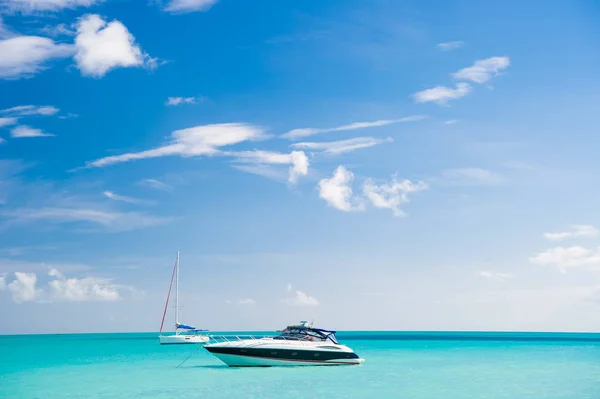 Yate en el mar tropical — Foto de Stock