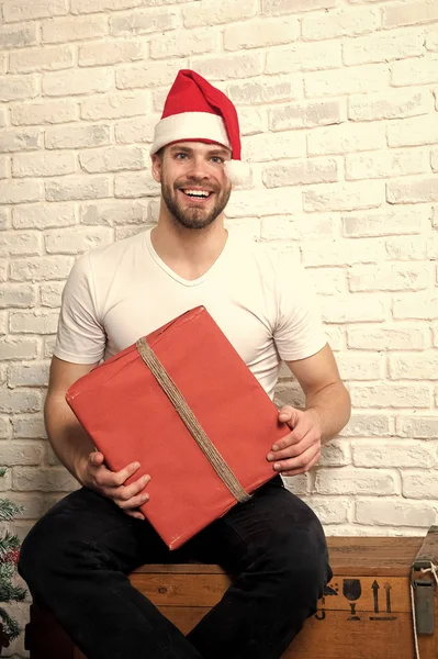 Homem santa sorriso com caixa vermelha na parede de tijolo branco — Fotografia de Stock