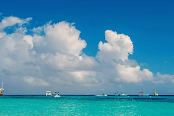 Barcos en mar turquesa u océano en grandes islas turcas, turcas y caicos. Paisaje marino con agua clara en el cielo nublado. Descubrimiento, aventura y lujuria errante. Vacaciones de verano en isla tropical — Foto de Stock