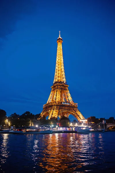 Eiffeltoren bij zonsondergang in Parijs, Frankrijk. Romantische reizen achtergrond. — Stockfoto