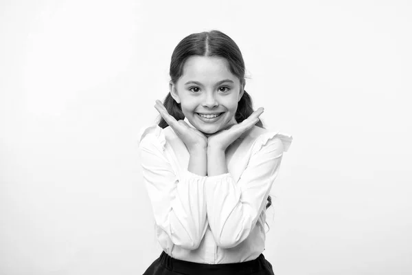 행복입니다. 학교 유니폼에 작은 여자의 행복입니다. 행복과 유년기 개념입니다. 느낌 진짜 행복. — 스톡 사진