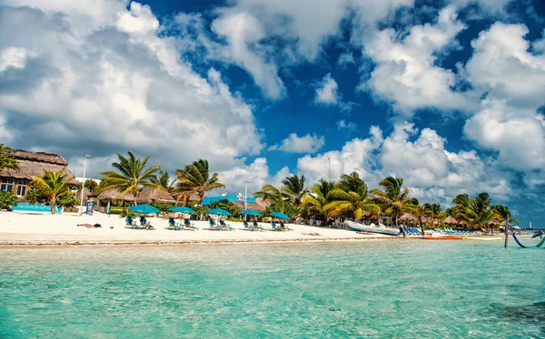 Plaża z palmami zielony, parasole na piasku. Meksyk — Zdjęcie stockowe