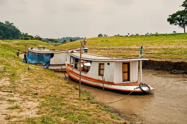 Deux bateaux sur l'eau de la rivière sur fond naturel — Photo