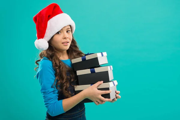 Fiesta de año nuevo. Chico Santa Claus. Niña con sombrero de santa. Regalo para Navidad. Infancia. Felices fiestas de invierno. Niña pequeña. Compras de Navidad. Feliz Año Nuevo 2019. espacio de copia. —  Fotos de Stock