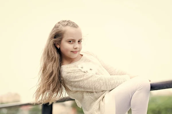 Happy girl kid outdoor — Stock Photo, Image