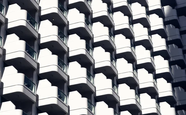 Стеклянные балконы на фасаде современного здания, архитектурный фон — стоковое фото