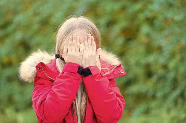 Chica ocultar la cara con las manos en idílico día de otoño — Foto de Stock