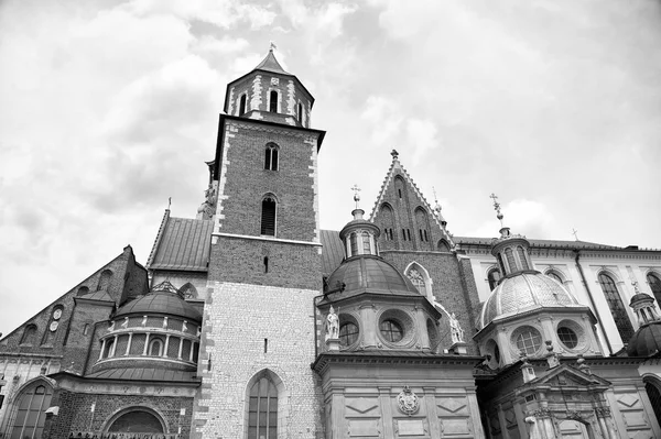 Conceptul arhitecturii orașului vechi. Turnul clopotniță cu turle în Cracovia. Patrimoniul arhitectural. Biserica veche sau antica sau catedrala cu multe ferestre facute din caramida rosie. Turnul cu cruce pe acoperiș — Fotografie, imagine de stoc
