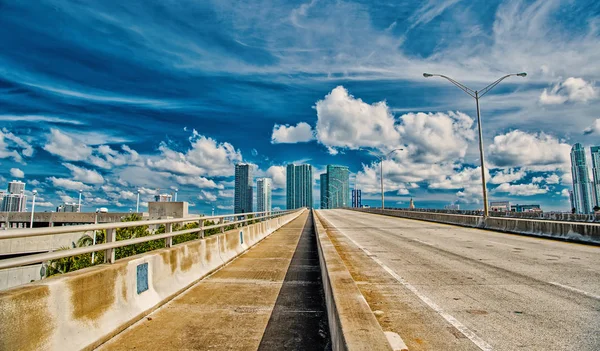 Miami dálnice nebo veřejné silniční vozovka pro dopravní prostředky — Stock fotografie
