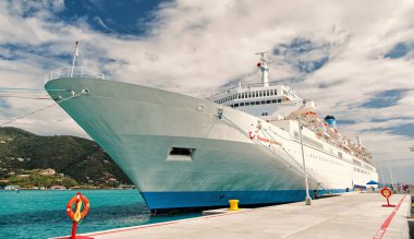 Cruise gemi veya demirleme liman içinde liner