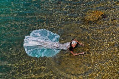 kadın veya deniz suyu beyaz elbiseli gelin düğün