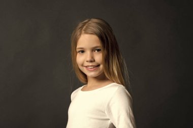 Uzun sağlıklı saç ile gülümseyen çocuk modeli